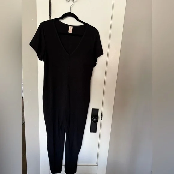 Smash and Tess V-Neck Short Sleeve Romper in Black - Picture 3 of 4